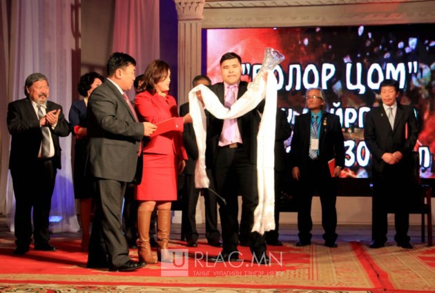 Болор цомын эзэнд монгол хэл төлбөргүй заана